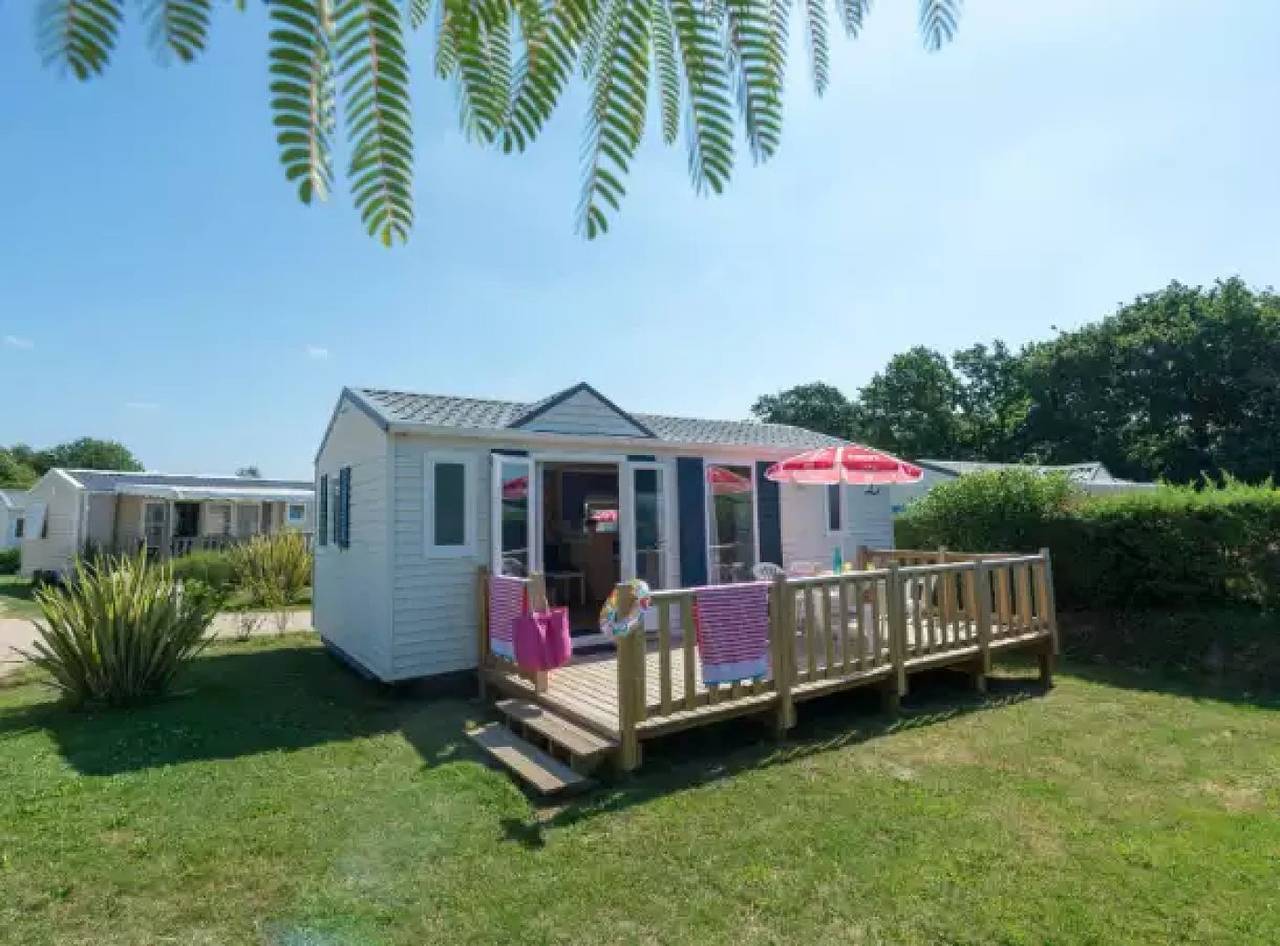 Zecamping 4 étoiles animé 500m plage piscine couverte locatif Tv Lv Bbq 28m2 in Fouesnant, Côte de Cornouaille