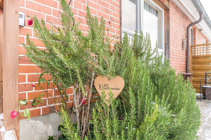 Ganze Wohnung, Nachhaltige Ferienwohnung "Meeresbrise" mit privater Terrasse, privatem Garten, Wlan und Wallbox in Brenkenhagen, Grömitz