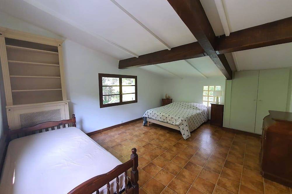 Maison Dans un Écrin de Verdure.piscine, Tennis; Idéal Pour se Ressourcer! in Crest, Región de Die