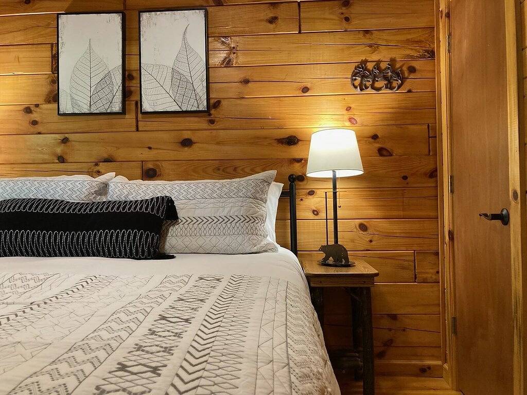 Ridgecrest Cabin: Stunning Views, Hot Tub, Firepit, Screened Porch in Cherry Log, Chattahoochee National Forest