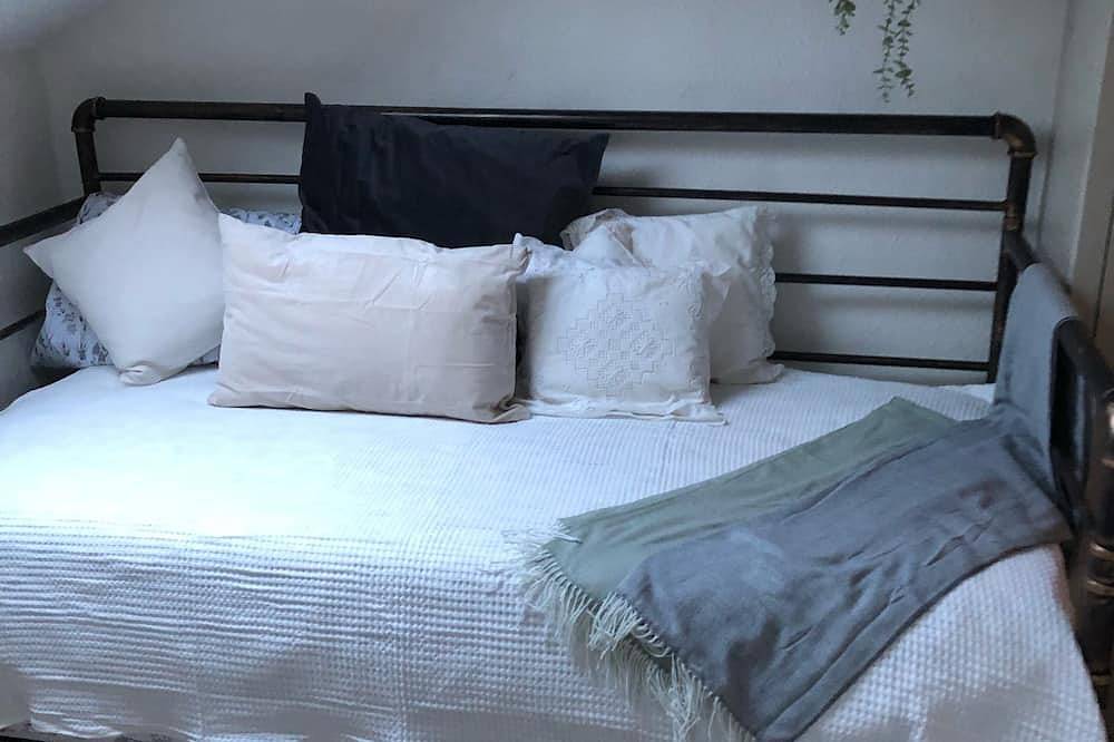 Ein traditionelles Ziegelstein-und Feuerstein-Nordnorfolk-Häuschen in Bodham, Norfolk Coast