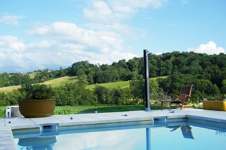 Gîte pour 8 personnes, avec jacuzzi et jardin, animaux acceptés à Ogenne-Camptort
