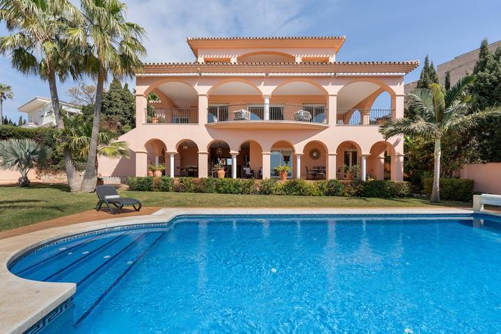 Holiday rental for 10 people, with hot tub and garden in Benalmádena