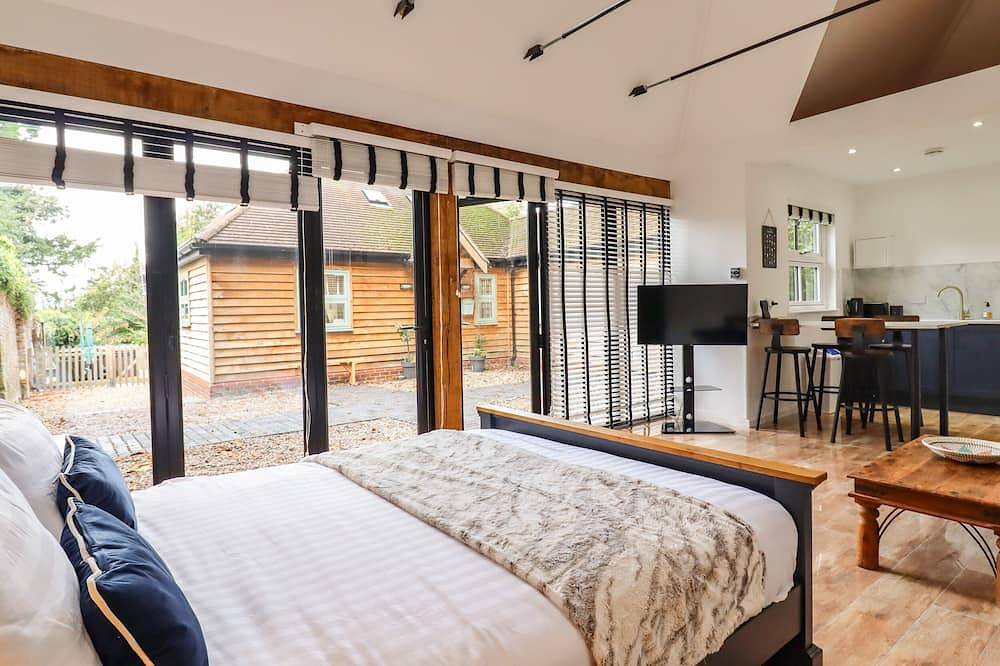 Dreamwood Lodge, pet friendly, with hot tub in Leaves Green in Bromley, London