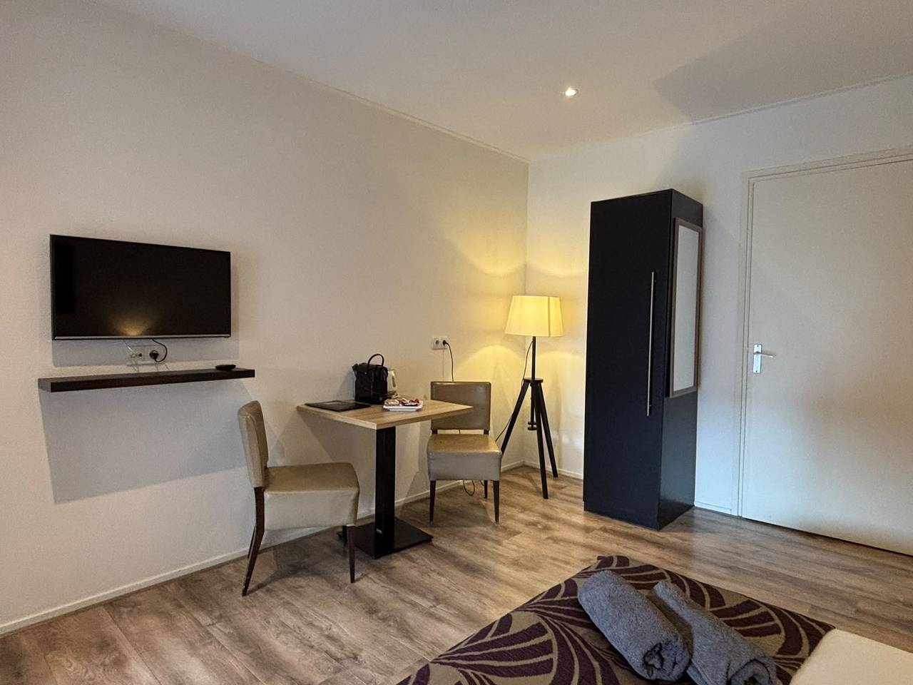 Estudio entero, Cozy 2-person studio with private parking, located in Domburg, Zeeland in Domburgo, Walcheren