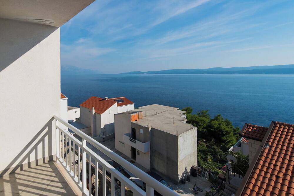 Entire apartment, 202 room with balcony, sea view & hot tub access in Lokva Rogoznica, Split-Dalmatia