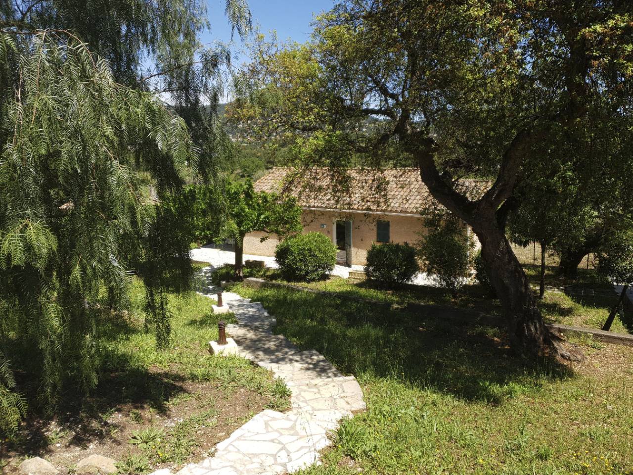 Im Herzen der Weinberge, schattige Terrasse umgeben von Grün, Pool in Le Pradet, Region de Toulon