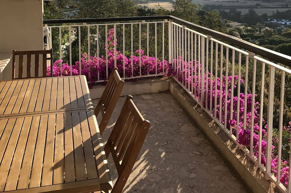 Family villa in Corsica with fabulous sea views in Sagone, Vico