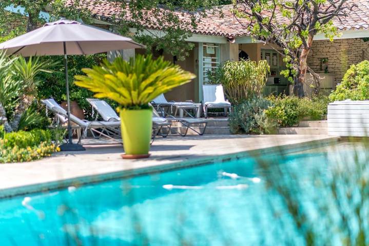 Chambre d’hôte pour 4 personnes, avec piscine et jardin ainsi que sauna et vue à Beaumettes