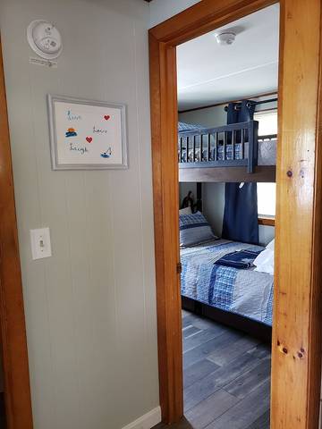 Cabin for 4 Guests in Laconia, Lake Winnipesaukee, Picture 2