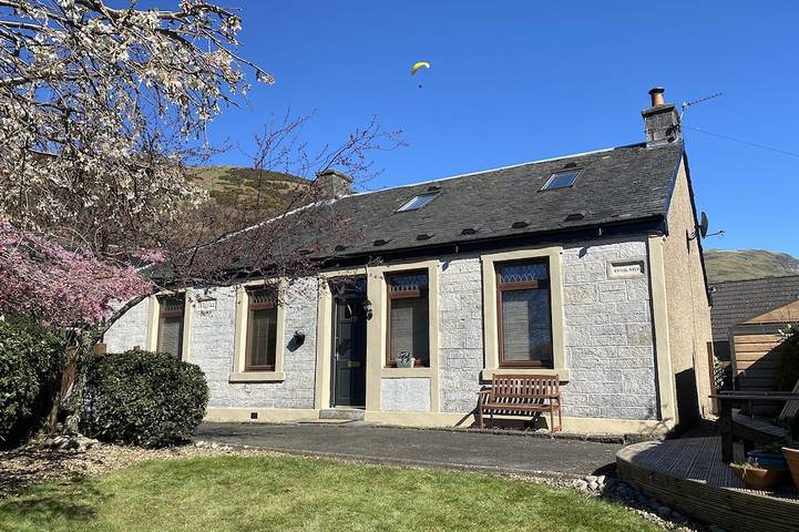 Vacation rental for 11 people, with Hot tub and Yard in Scotland