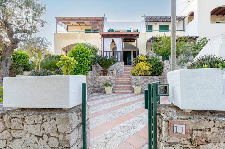 Hel lejlighed, Residence degli Oleandri - Terra Apartment with Private Terrace, Wi-Fi and Air Conditioning in Santa Cesarea Terme, Lecce-provinsen