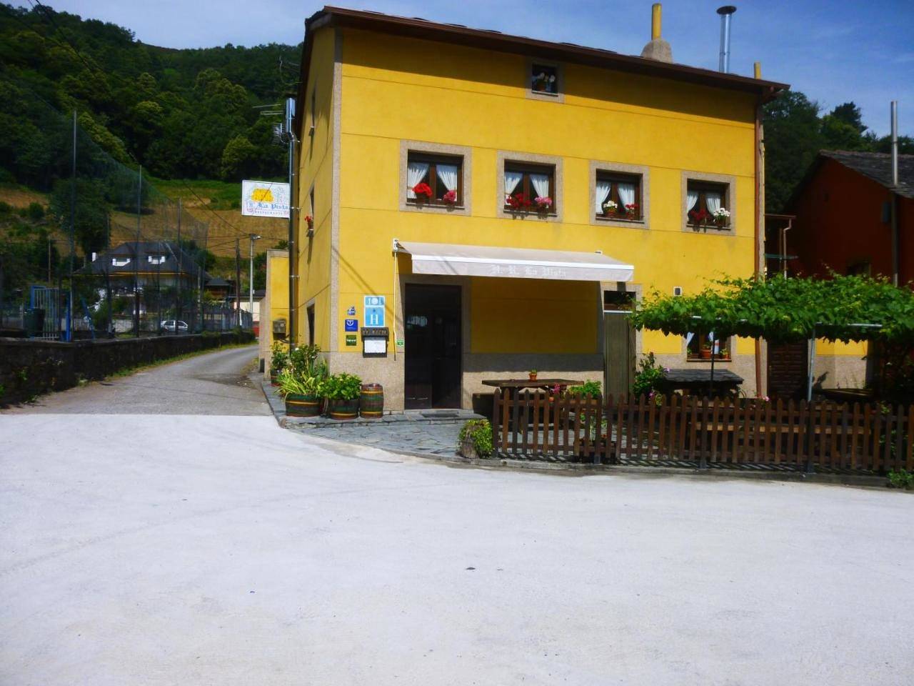 Hotel Rural La Pista in Cangas del Narcea, Parque Natural de las Fuentes del Narcea, Degaña e Ibias