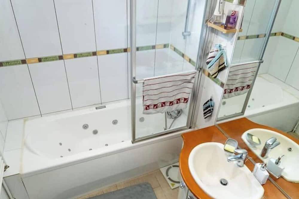 Ganze Wohnung, Appartement Calme et 2 Parkings s/s à Paris 15 in Issy-les-Moulineaux, Hauts-de-Seine