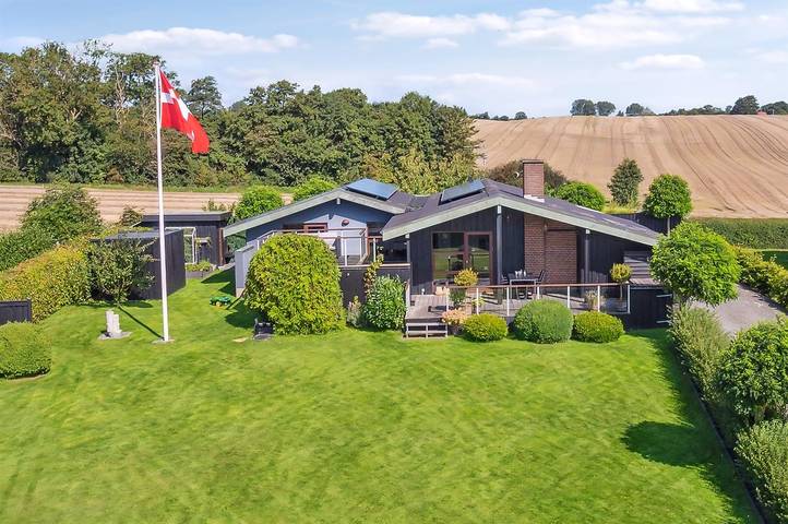 Ferieudlejning for 8 personer, med Terrasse og Have i Følle Strand
