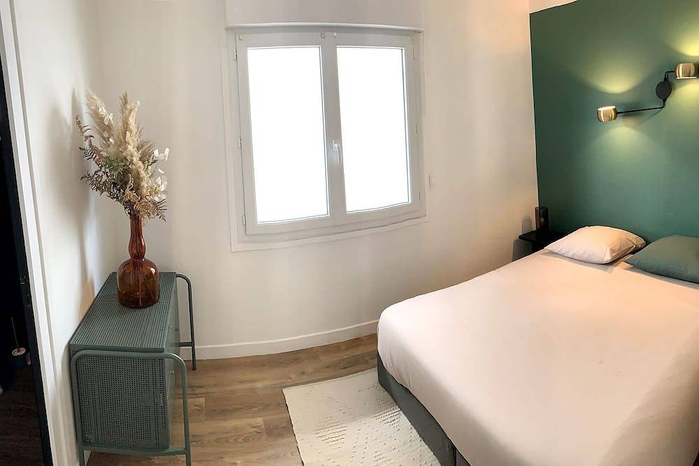 Entire apartment, \"L'Etale\", apartment with terrace in the heart of the city center. 2 steps from the lake in Lake Hossegor, Hossegor