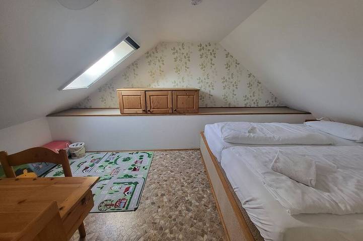 Ganze Wohnung, Gutshof Ferienwohnung mit 2 Schlafzimmern, viel Natur, Hofgarten und See in Tangerhütte, Altmark