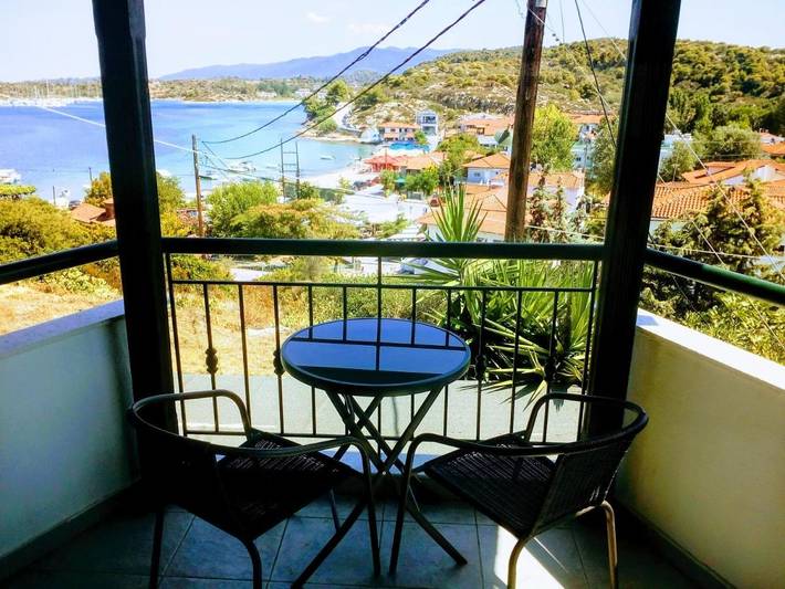 Gîte pour 6 personnes, avec Balcon et Terrasse ainsi que Jardin et Vue dans Ormos Panagias