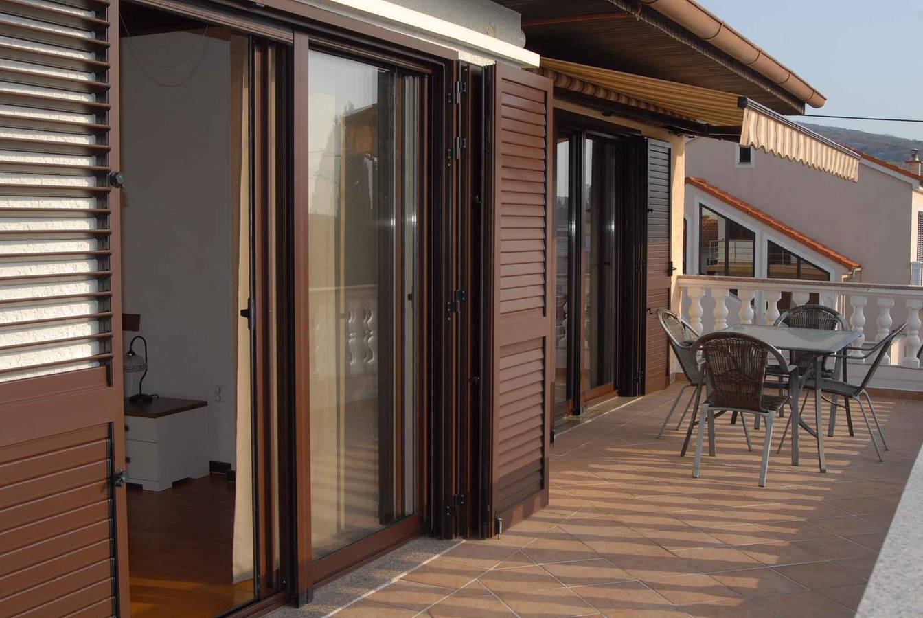 Geheel vakantieappartement, Vakantiewoning met het gebruik van het zwembad en een balkon  in Punat, Krk