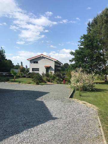 Location de vacances pour 6 personnes, avec bassin pour enfant et piscine ainsi que vue et jardin à Talais