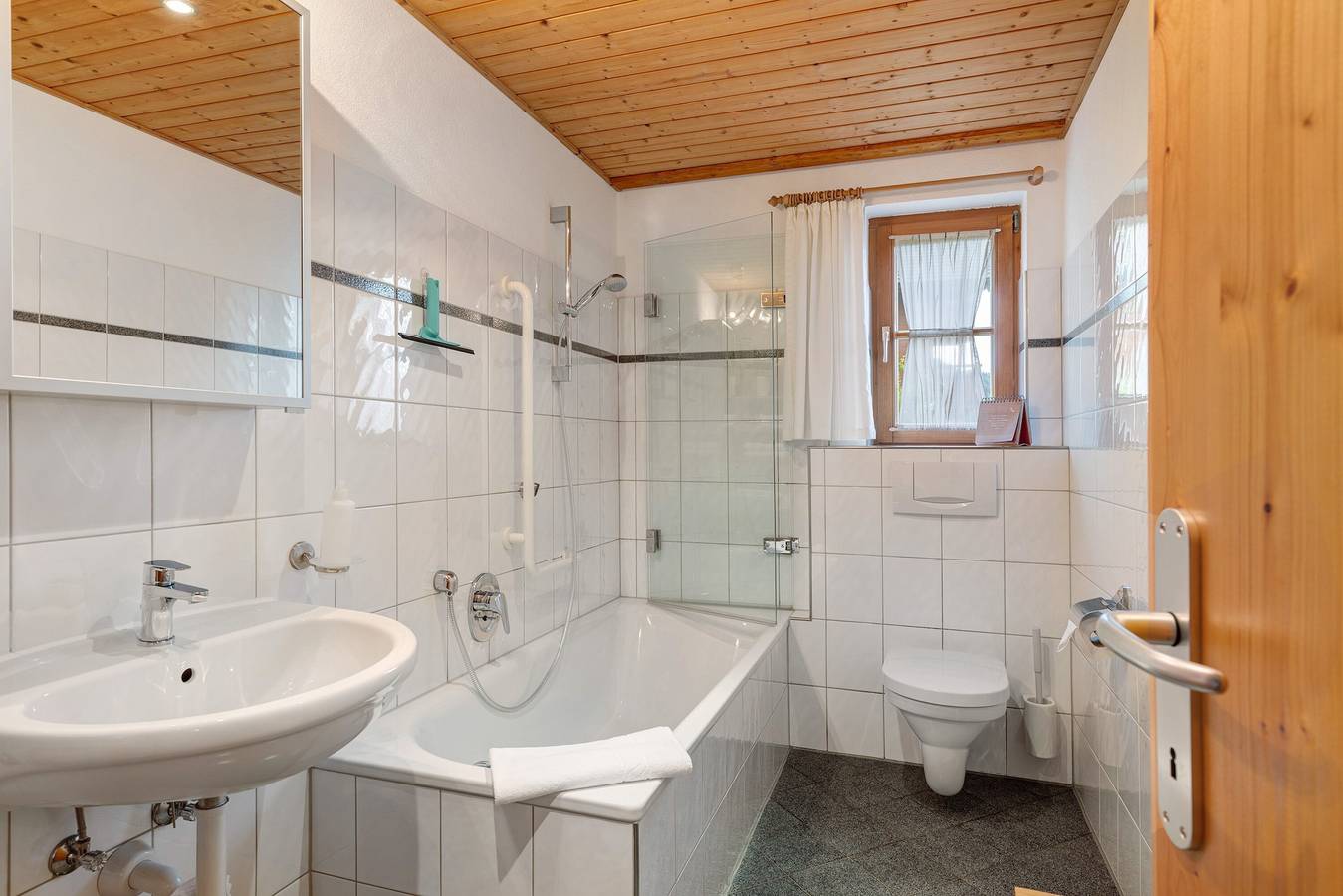 Appartement 'Verdandi' met Uitzicht op de Bergen, Privéterras en Wifi, foto 14