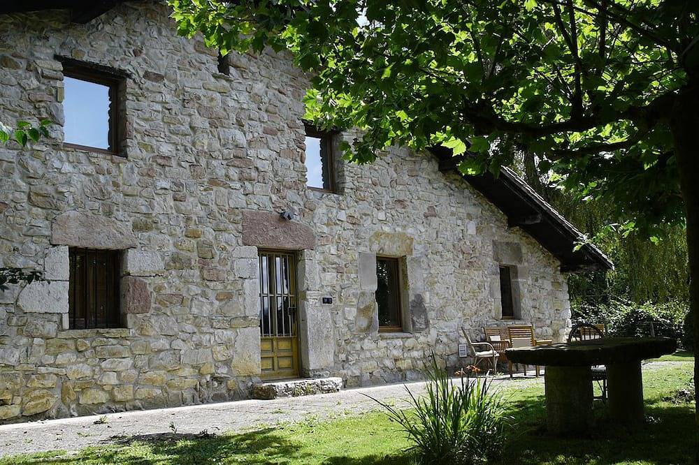 Etxetxobarri, caserío independiente con vistas a la crestería de Anboto. in Mallavia, Vizcaya
