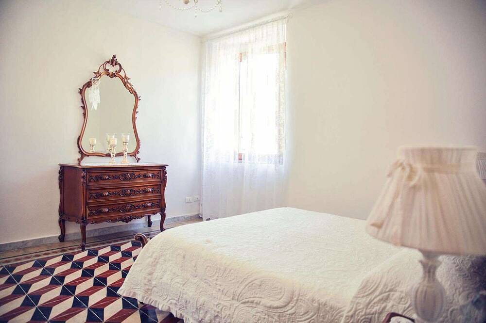 Villa del Sognatore, tuscan villa with pool for 12 in Tresana, Val di Magra