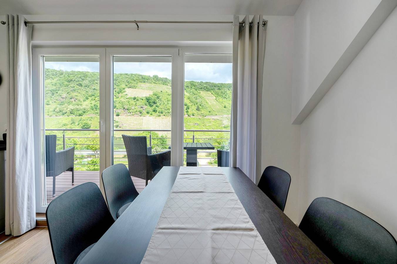 Appartement 'Moselnest' met uitzicht op het meer, gedeelde tuin en Wi-Fi, foto 11