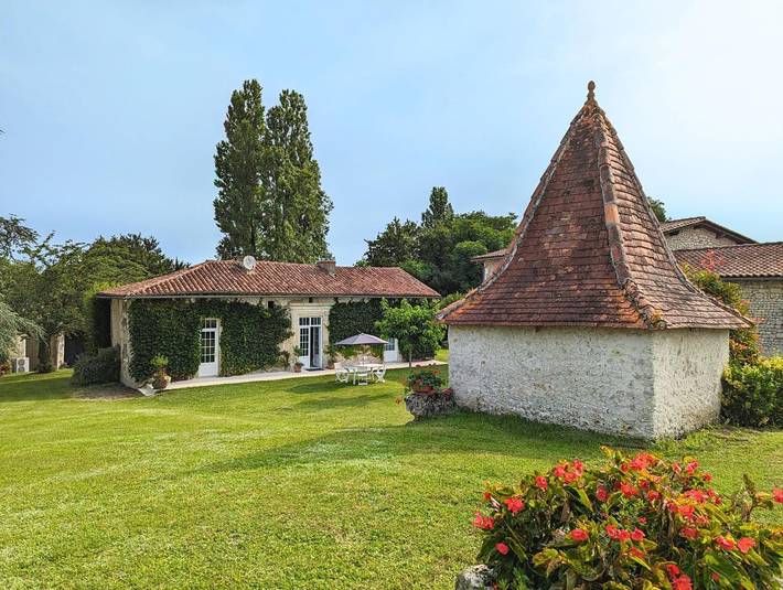 Location de vacances pour 4 personnes, avec piscine et jardin en Charente - 2