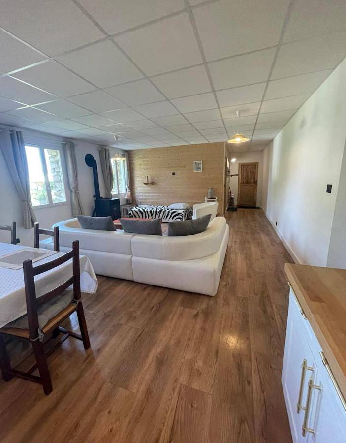 Gîte pour 3 personnes, avec terrasse et vue dans Station du Mont Serein