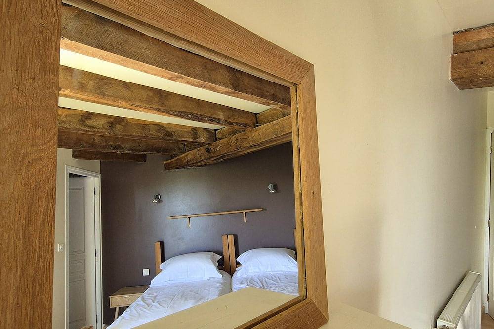 La Grange, a tranquil retreat filled with modern touches, near Mur de Barrez in Mur-de-Barrez, Aveyron