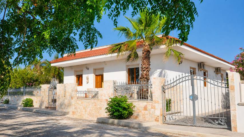 Villa per 7 persone, con balcone e giardino a Torre Suda