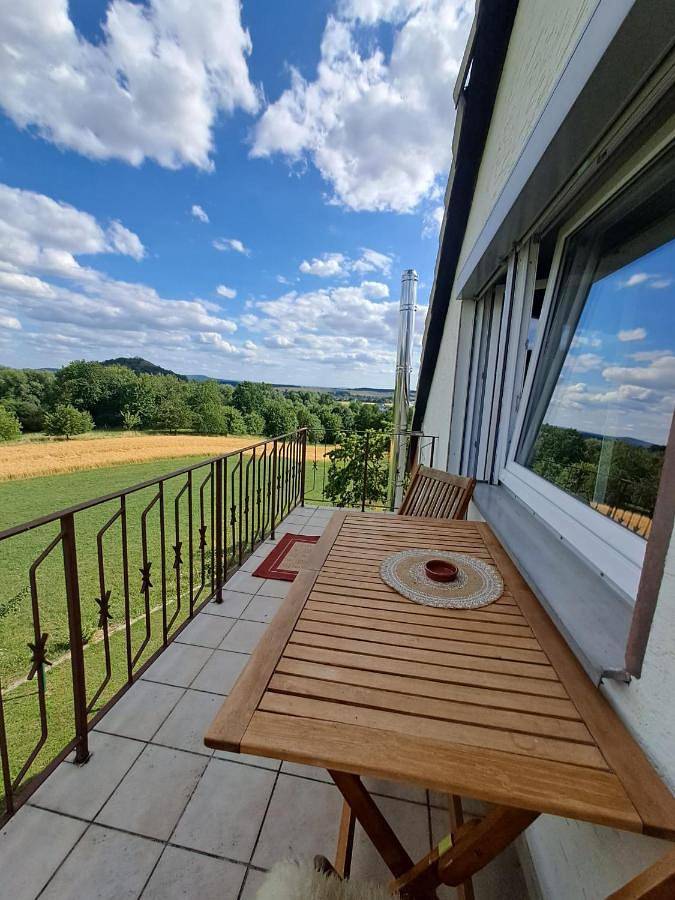 Ferienwohnung für 2 Personen, mit Balkon und Garten sowie Ausblick