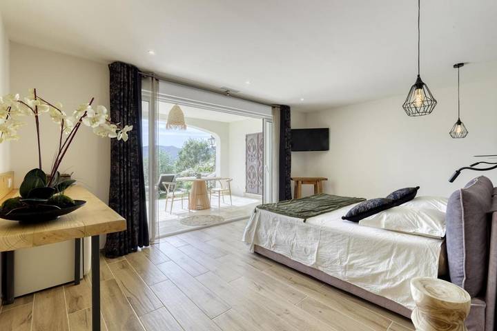 Chambre d’hôte pour 2 personnes, avec vue et piscine ainsi que terrasse et jardin, animaux acceptés à Le Plan-de-la-Tour - 3