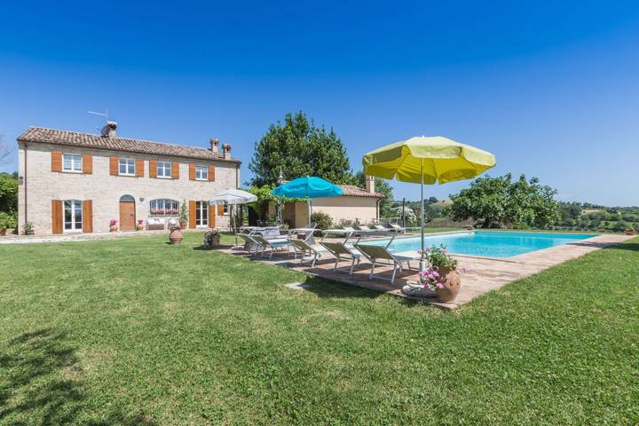 Location de vacances pour 10 personnes, avec jardin et piscine, animaux acceptés à Serrungarina