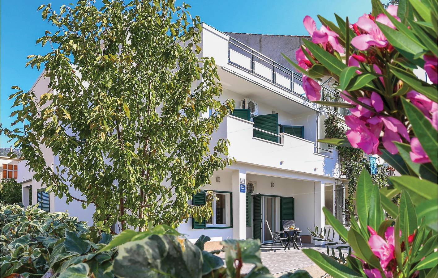 Ganze Ferienwohnung, Gemütliche Wohnung mit Terrasse, WLAN und Parkplatz, 2,5 km vom Strand entfernt in Kastel Stari, Kaštela