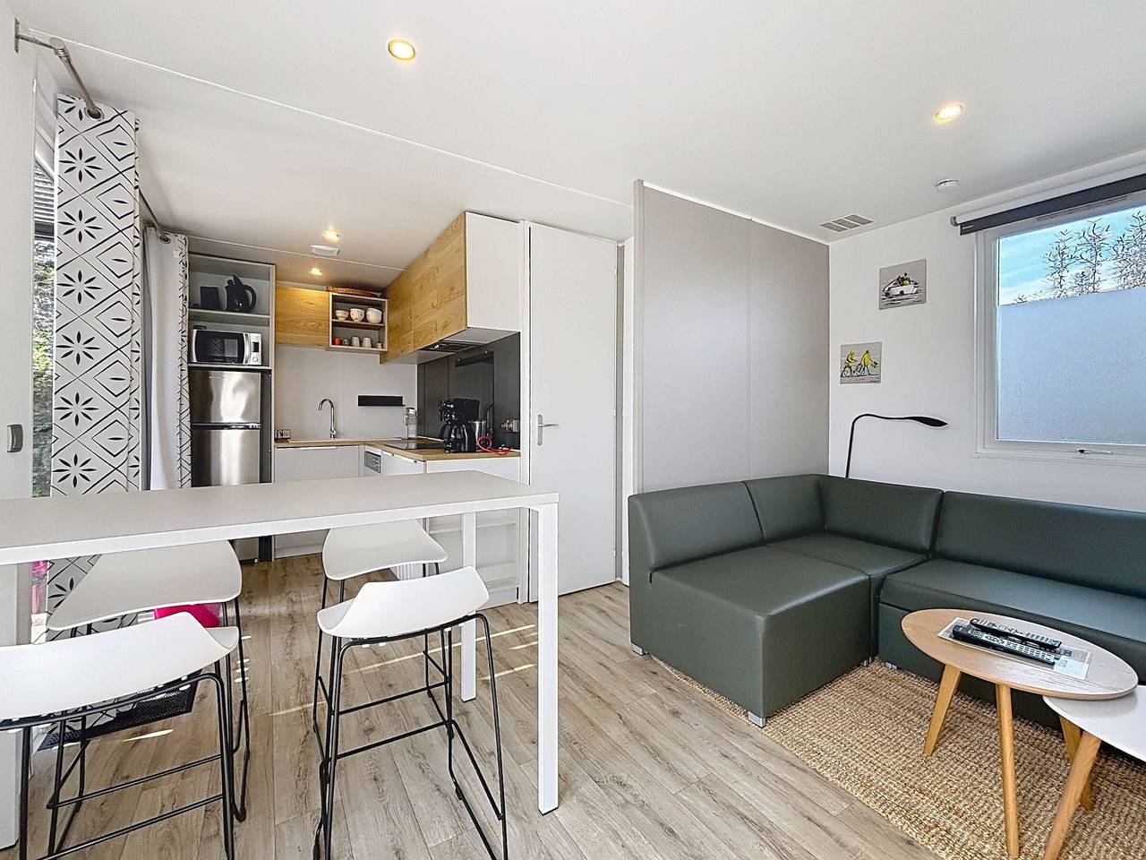 Mobil-home Grand Confort à 200m de la plage, 4 pers, piscine chauffée, parking, Wi-Fi inclus in Jullouville, Côte de la Déroute