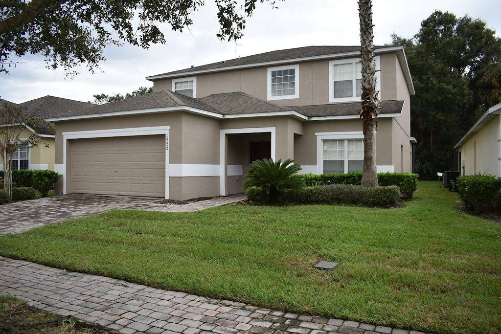 Family pool home on gated community, private pool & jacuzzi, grill, games room. in Kissimmee, Osceola County