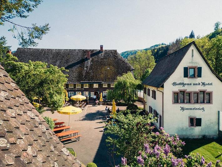 Hotel, mit Terrasse und Garten sowie Ausblick in Kirchzarten