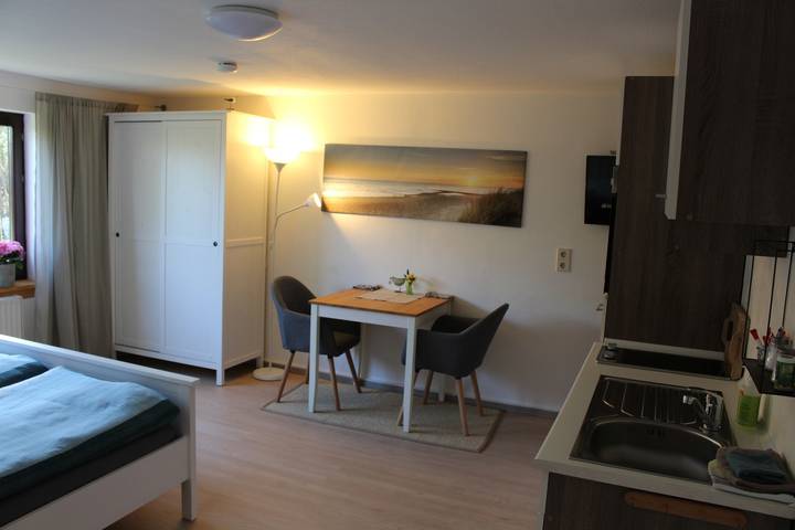 Hel lejlighed, Holiday Apartment 'Am Barthelwald' with Private Terrace and Wi-Fi in Wilhelmsdorf, Region Bodensee-Oberschwaben