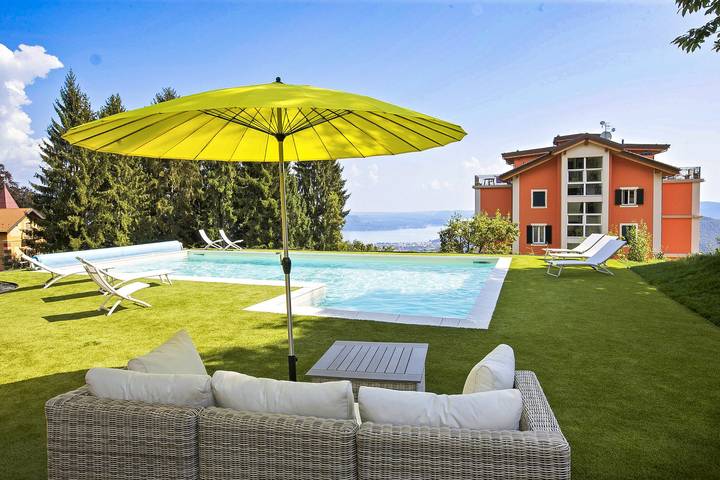 Appartamento vacanze per 4 persone, con Giardino e Piscina nonché Vista lago e Panorama in 
