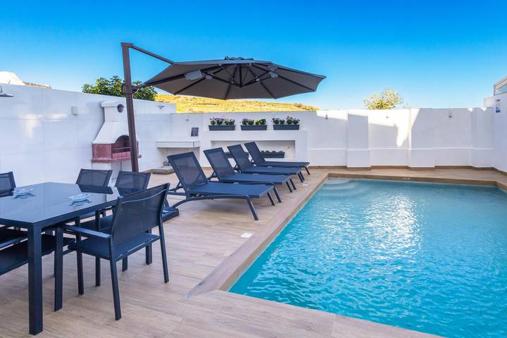 Ferienhaus für 8 Personen, mit Balkon und Pool