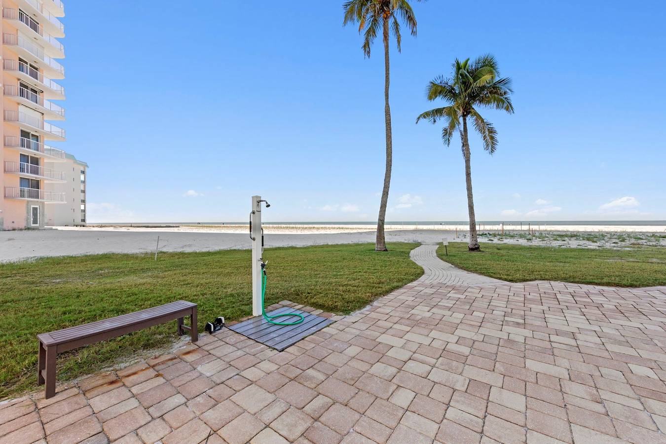 Ganze Wohnung, Beachfront w/ Stunning Views – Modern + Bright in Fort Myers Beach, Estero Island