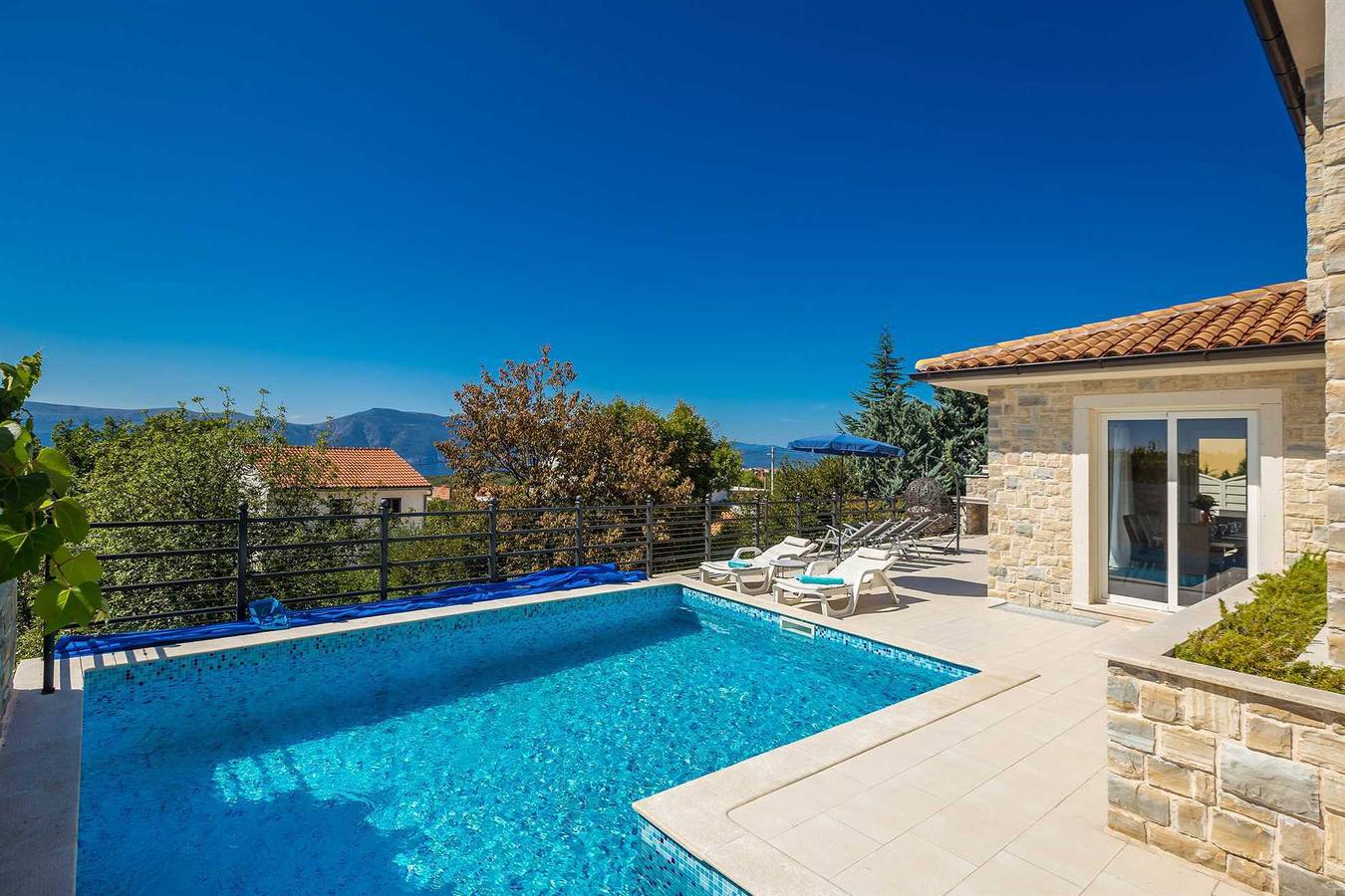 Villa Lurda mit herrlichem Meerblick und beheiztem Pool in Linardici, Krk