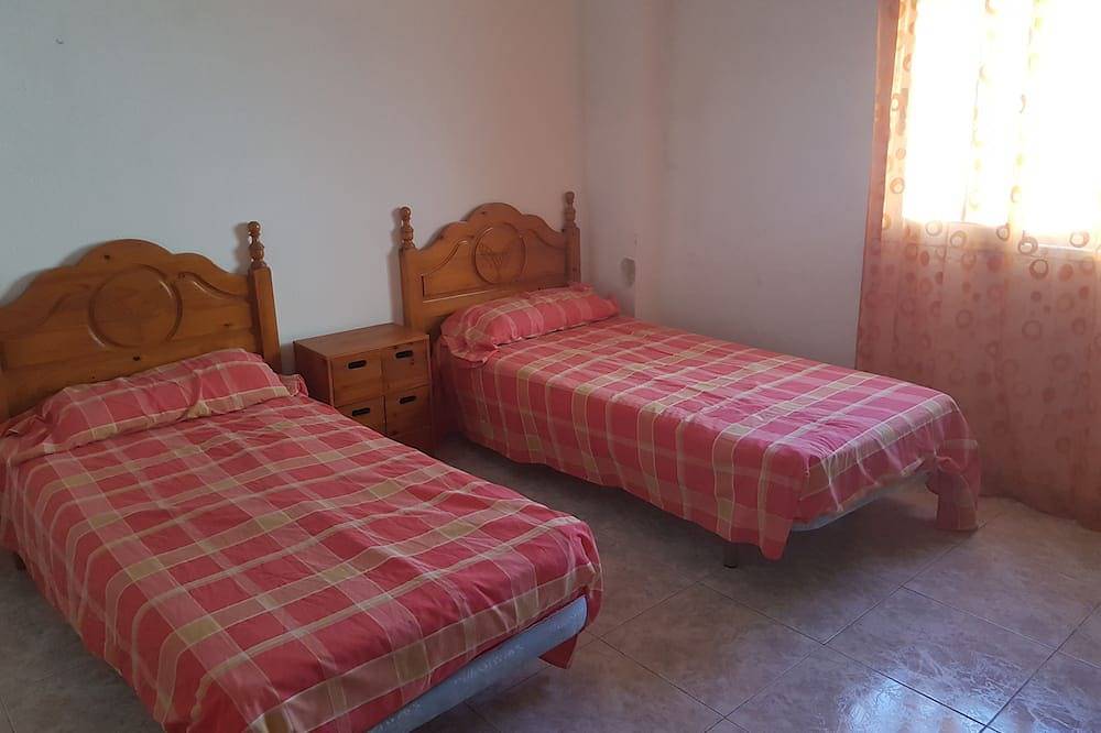 Spacious townhouse with roof terrace and amazing views over old town. Sleeps 6. in Oliva, Costa de Valencia