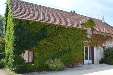 Gîte pour 6 personnes, avec piscine ainsi que jardin et terrasse à Fossemagne