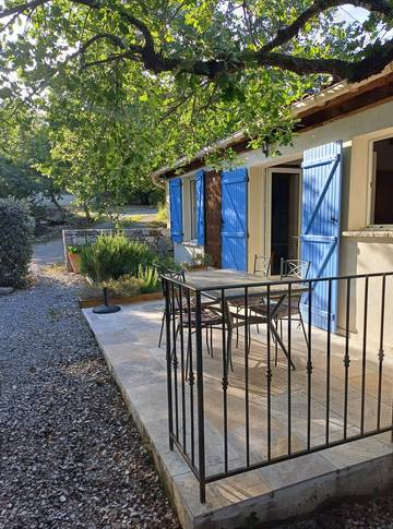 Gîte pour 2 personnes, avec piscine ainsi que terrasse et jardin à Ruoms