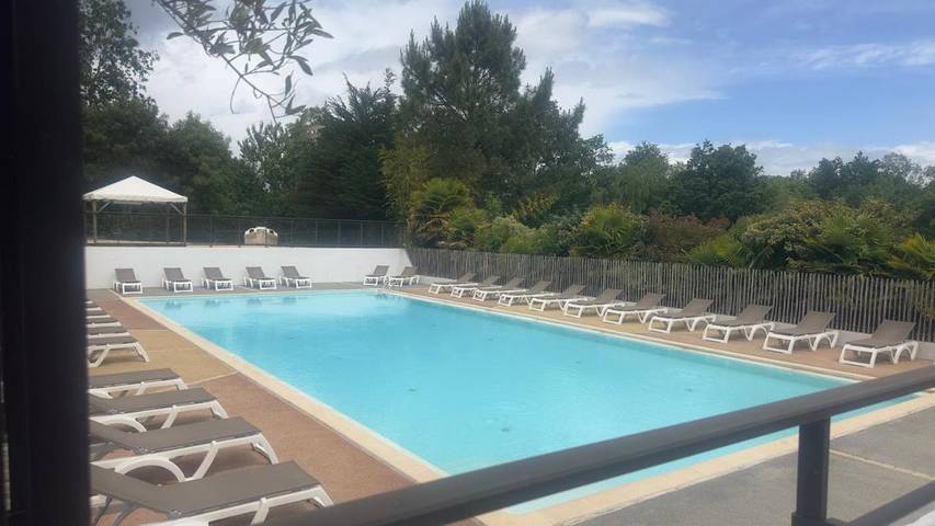 Location de vacances pour 8 personnes, avec piscine ainsi que terrasse et vue à Moutiers-les-Mauxfaits - 2