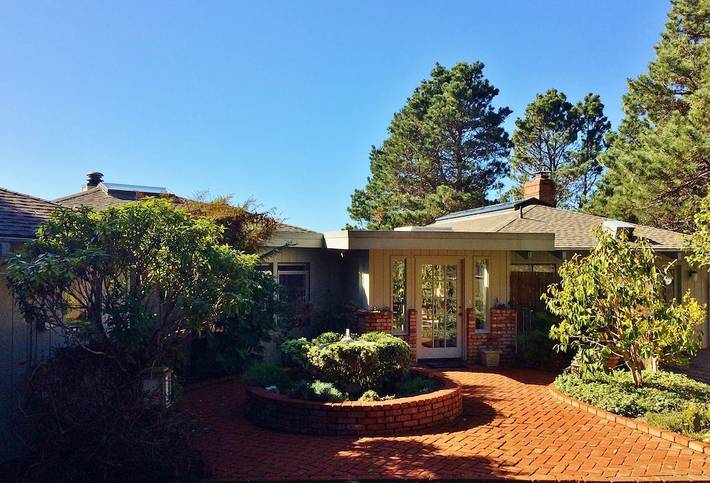 Vacation rental for 2 people, with balcony and hot tub as well as yard in Mendocino County