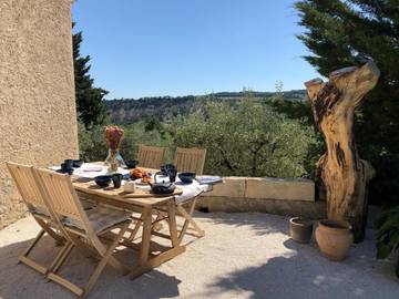Gîte pour 6 personnes, avec terrasse et vue à Venterol